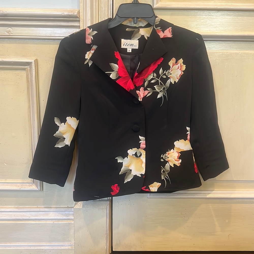 Item Woman Blazer Size 6